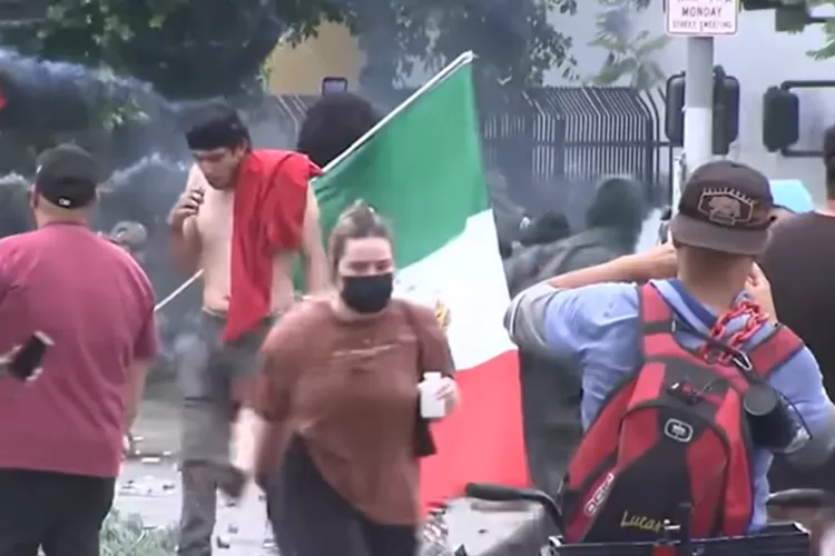 Aksi demonstrasi terkait kebijakan imigrasi pecah di Los Angeles AS. (Tangkap layar YouTube ABC News)