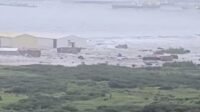 Menurut Survei Geologi Amerika Serikat (USGS), gempa yang tergolong dangkal itu terjadi pada kedalaman 19,3 kilometer dan berpusat sekitar 119 kilometer tenggara Petropavlovsk-Kamchatsky, kota berpenduduk 165 ribu jiwa. USGS melaporkan adanya gempa susulan berkekuatan 6,9 tak lama setelahnya. (via REUTERS/SOCIAL MEDIA)