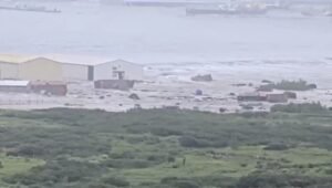 Menurut Survei Geologi Amerika Serikat (USGS), gempa yang tergolong dangkal itu terjadi pada kedalaman 19,3 kilometer dan berpusat sekitar 119 kilometer tenggara Petropavlovsk-Kamchatsky, kota berpenduduk 165 ribu jiwa. USGS melaporkan adanya gempa susulan berkekuatan 6,9 tak lama setelahnya. (via REUTERS/SOCIAL MEDIA)